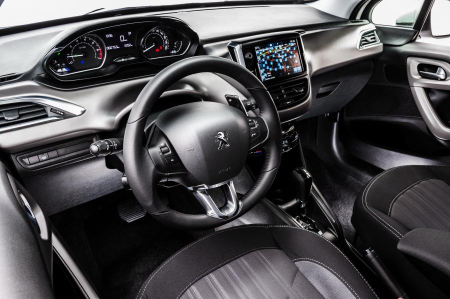 Интерьер Peugeot 208 2016 года  (LA) (фото 4 из 17)
